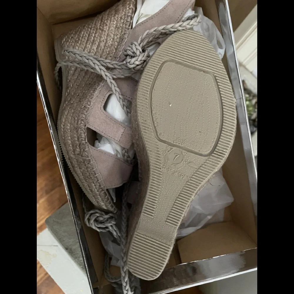 Andre Assous Taupe Suede  Gladiator Espadrilles 7N